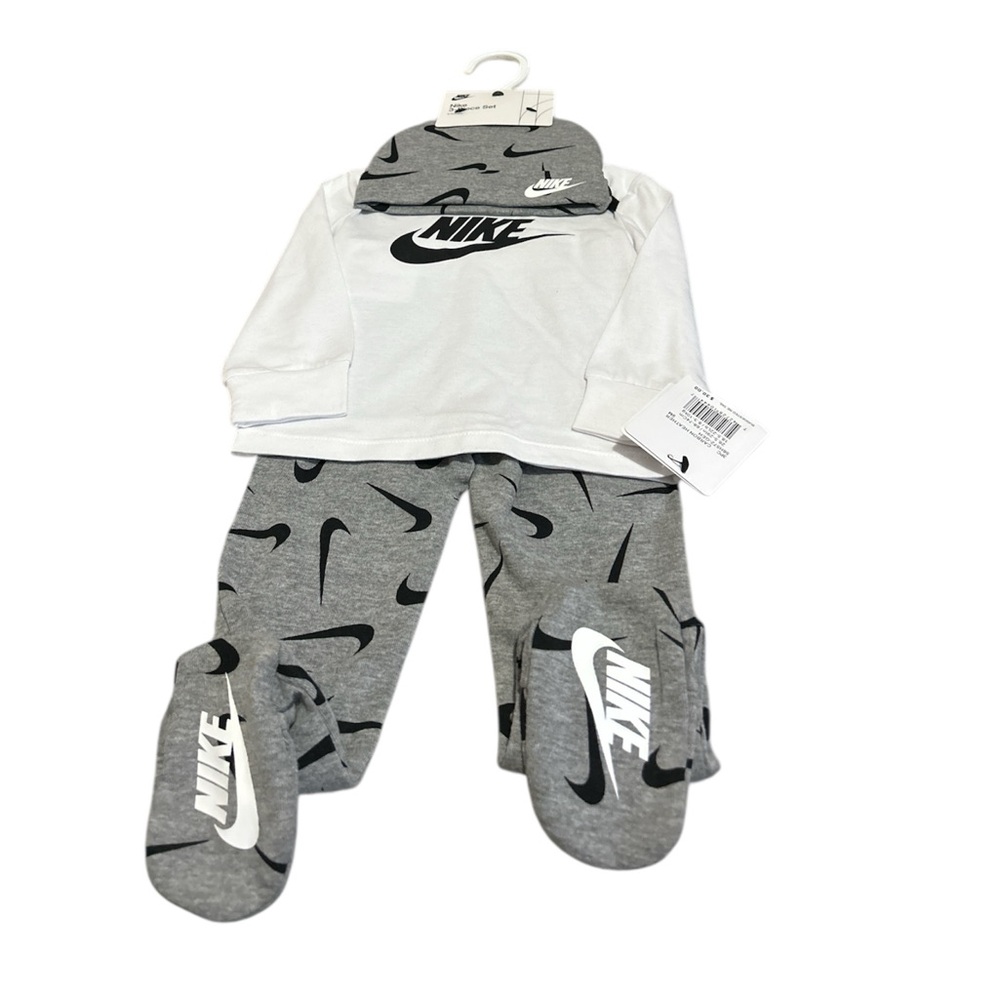 Nike Infant Set in White and Gray 3pc set